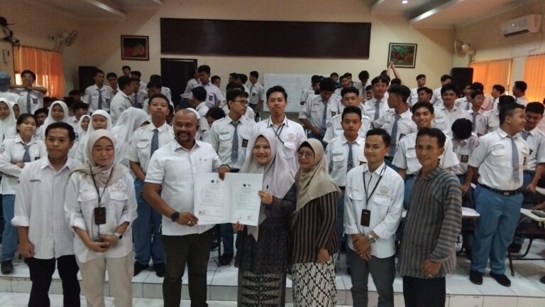 SMKN 1 Sidoarjo Gandeng HGG, Tingkatkan Kesadaran Hukum Siswa Magang Puluhan siswa- siswi SMKN1 Sidoarjo,ikuti paparan Ketua Ketua KHGG,Etar Senin(25/11/24)