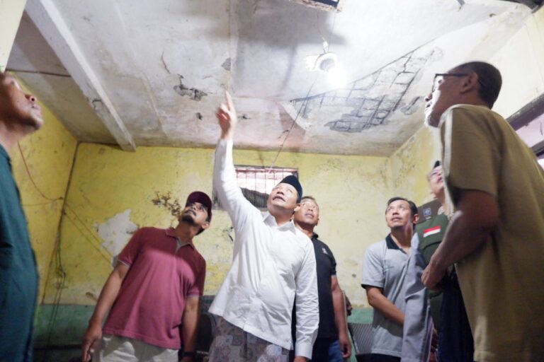 Plt. Bupati Sidoarjo Tinjau RTLH di Desa Sambibulu, Segera Berikan Bantuan Renovasi Plt. Bupati Sidoarjo, H. Subandi inspeksi mendadak (sidak) terhadap Rumah Tidak Layak Huni (RTLH) di Desa Sambibulu, Kecamatan Taman, Minggu (29/12/2024).
