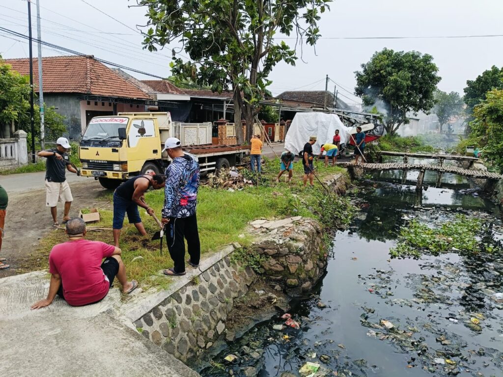 Tanam Puluhan Pohon Pepaya,Warga Desa Randegan Tanggulangin Kerja Bakti Antisipasi Dampak Hujan Kerja bakti antisipasi banjir dan penanaman puluhan bibit pepaya oleh warga Desa Randegan RT 6 RW 2, Tanggulangin, Minggu (29/12/24) (Foto:Dini_Javasia.id).