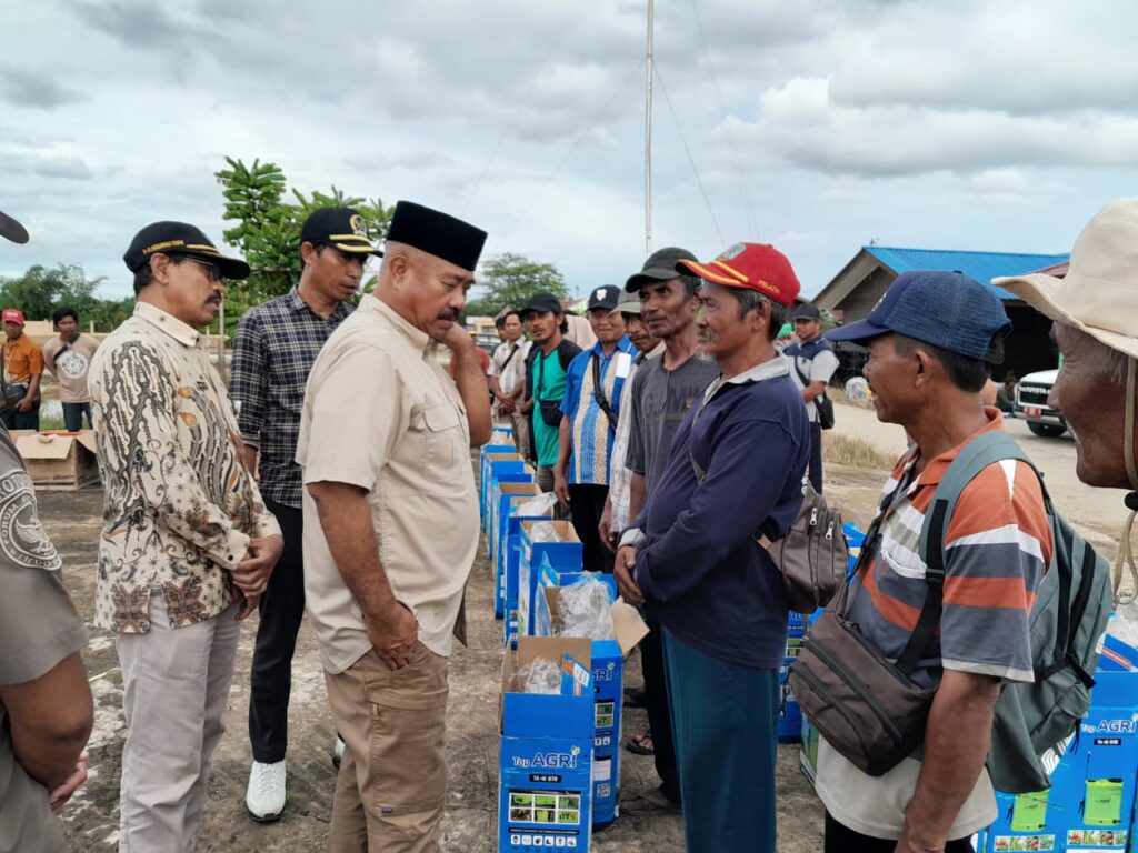 Bupati Kukar Serahkan Bantuan Alat Pertanian untuk 150 Kelompok Tani, Dorong Produktivitas dan Ketahanan Pangan Bupati Edi Damansyah menyerahkan bantuan alat pertanian kepada 150 kelompok tani, Rabu (4/12/2024).