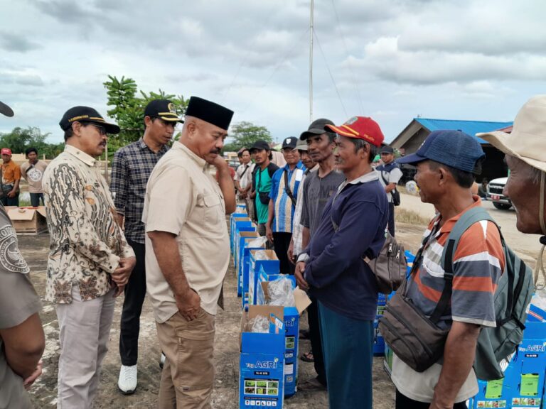 Bupati Kukar Serahkan Bantuan Alat Pertanian untuk 150 Kelompok Tani, Dorong Produktivitas dan Ketahanan Pangan Bupati Edi Damansyah menyerahkan bantuan alat pertanian kepada 150 kelompok tani, Rabu (4/12/2024).