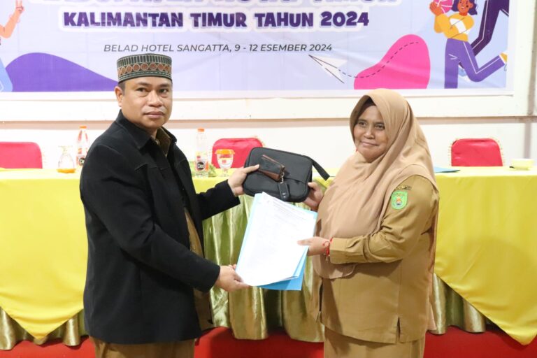 DPPKB Kutim Perkuat Kinerja Melalui Penyerahan Kendaraan Operasional dan Fasilitas Pendukung Kepala DPPKB Achmad Junaidi B menyerahkan kendaraan operasional kepada sejumlah pejabat di lingkunga DPPKB Kutim di Teras Belad Cafe and Resto, Selasa (10/12/2024)
