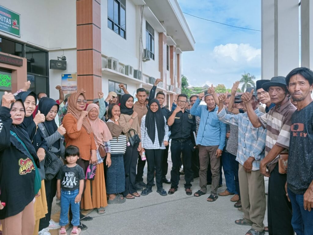 Kelompok Tani UBM Desak PT Berau Coal Hentikan Aktivitas di Lahan Sengketa Poktan UBM Kecewa PT. Berau Coal tak menghadiri sidang di Pengadilan Negeri Tanjung Redeb.