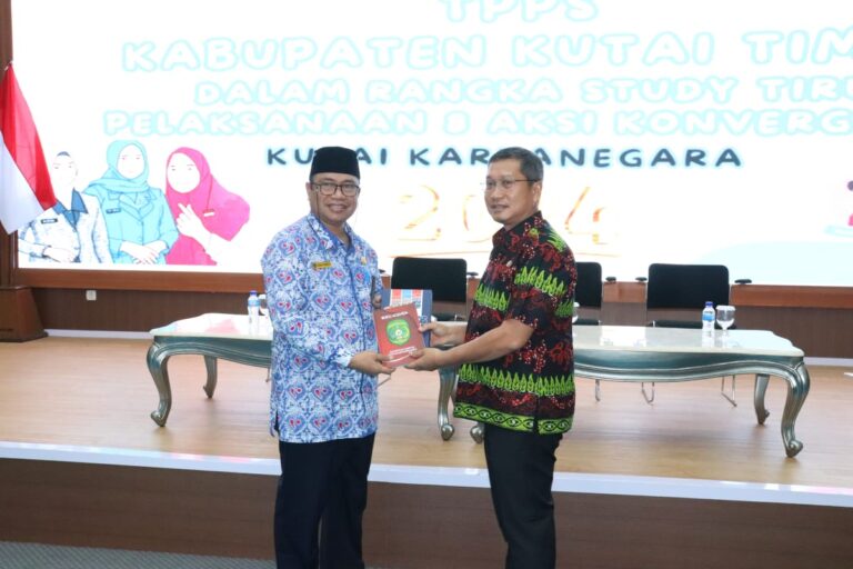 TPPS Kutim Studi Tiru ke Kukar, Pelajaran Berharga Percepatan Penurunan Stunting Sekretaris TPPS Kutim, Achmad Junaidi B (Kopiah Hitam) saat berkunjung ke Kutai Kartanegara