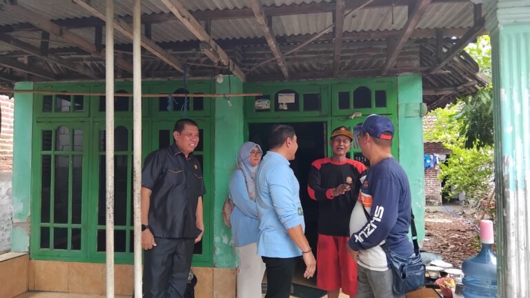Ketua Komisi D Tinjau Rumah Tak Layak Huni Pak Selamin di Tanggulangin, Siap Dibantu Renovasi Ketua Komisi D bersama Sekcam Tanggulangin, Kades Randegan,dan Ketua RT saat meninjau rumah Pak Selamin,Jumat (13/12/2024)(Foto: Dini _ Javasia.id).