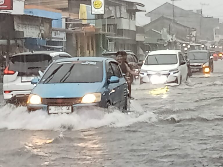 Hujan Deras di Sidoarjo, Hari Banteng : Kurang Berfungsinya Drainase dan Perlunya Normalisasi Jalan raya Kludan, bila hujan deras kerap banjir,Minggu sore(15/12/2024)(Foto: Dini_ Javasia.id)