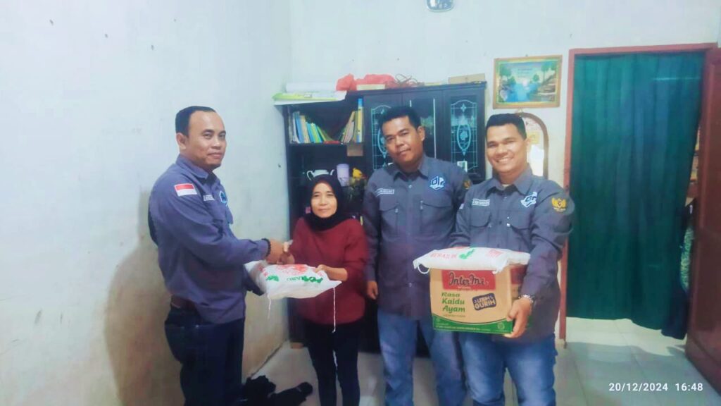 Jurnalisme dengan Hati: PJS Labuhanbatu Tebar Harapan dan Cinta Pengurus DPC PJS Labuhanbatu saat berbagi bersama sesama dengan wartawan di Labuhanbatu