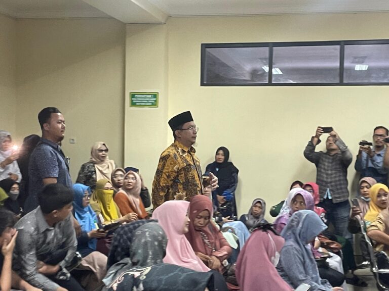 Mantan Bupati Sidoarjo, Divonis Hakim Tipikor 4 Tahun 6 Bulan dan Kembalikan Uang Rp 1,4 Milliar Mantan Bupati Sidoarjo Ahmad Muhdlor Ali (Gus Muhdlor)bersama keluarga dan simpatisan usai vonis hakim Tipikor Surabaya,Senin (23/12/2024)(Foto: Dini_Javasia.id).
