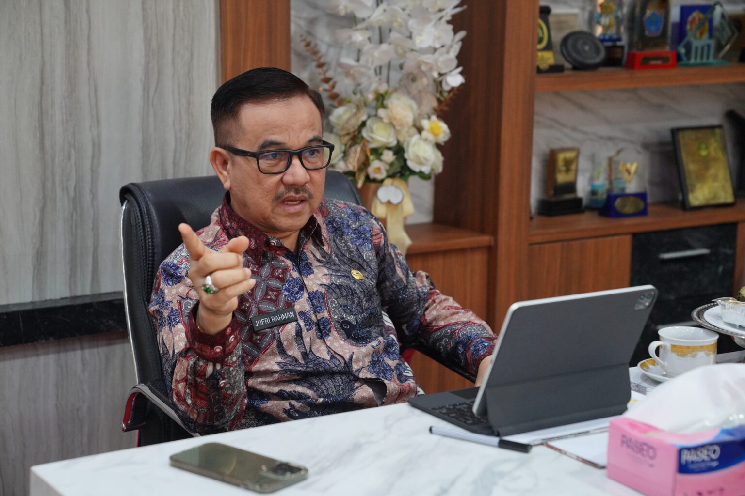 Jufri Rahman Imbau Warga dan Nelayan Sulsel Tingkatkan Kewaspadaan di Tengah Cuaca Ekstrem Sekretaris Daerah Provinsi Sulawesi Selatan (Sulsel), Jufri Rahman