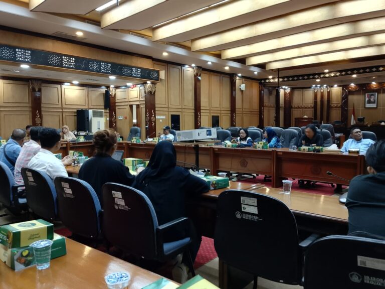 Sosialisasi e-Katalog V 6.0: Langkah DPRD Sidoarjo Tingkatkan Kerja Sama dengan Media DPRD Sidoarjo Sosialisasi e-Katalog V6.0 di hadapan puluhan insan pers dari media cetak, online, dan elektronik, Senin (23/12/24)
