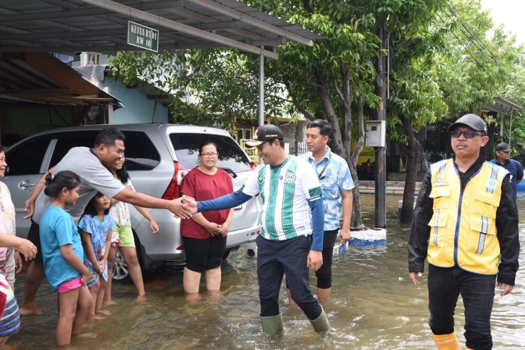 Sinergi Pemda Sidoarjo, TNI-Polri dan Masyarakat Antisipasi Potensi Bencana Pemerintah Kabupaten Sidoarjo menggelar Apel Gabungan Siaga Banjir dan Kerja Bakti Pembersihan Saluran Air di Kecamatan Waru, Kamis, (26/12/2024).