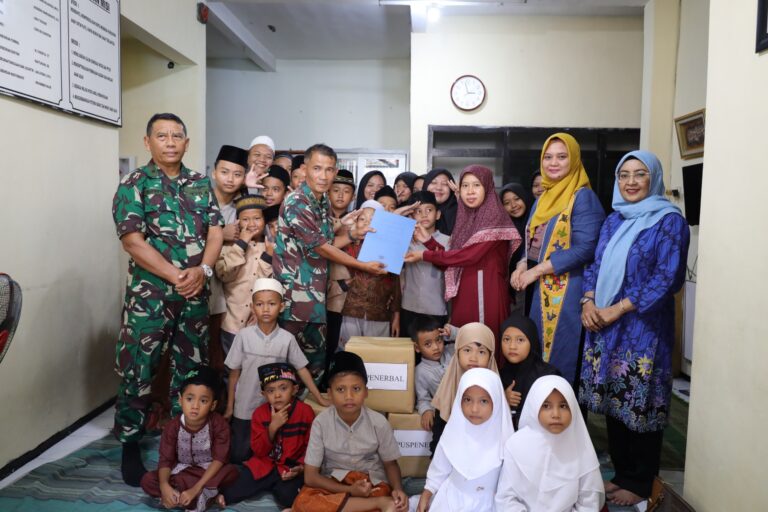 Jumat Berkah, Puspenerbal Kembali Sambangi dan Santuni Anak Panti Asuhan Al Hannan Sidoarjo Suasana saat Kasubdit Watpers, Ditpers Puspenerbal, Letkol Laut (KH) Muhammad Slamet dan rombongan beserta staf,disambut Panti Asuhan Al Hannan, Jum'at (3/1/2025).