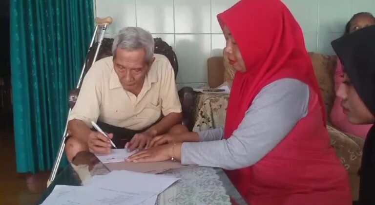 Pemdes Tropodo Berkomitmen Layani Pengurusan dengan Baik tentang Keluhan Hibah-Waris H.Noer Kholis, dan Doni Nur Desendrianto juga Fauziah saat menunjukkan surat hibah,