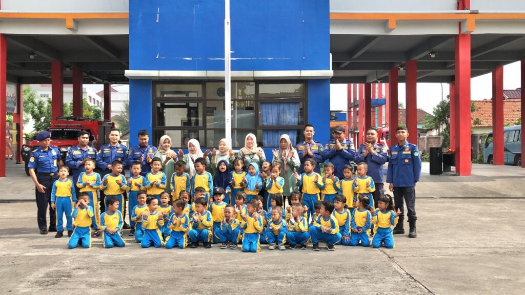 Kenalkan Profesi Sejak Dini, TK. DWP Boro Berkunjung ke Damkar Krian Saat kegiatan anak- anak TK.DWP Boro saat simulasi memadamkan kebakaran,bersama petugas Damkar
