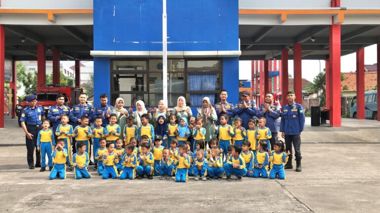 Kenalkan Profesi Sejak Dini, TK. DWP Boro Berkunjung ke Damkar Krian Saat kegiatan anak- anak TK.DWP Boro saat simulasi memadamkan kebakaran,bersama petugas Damkar