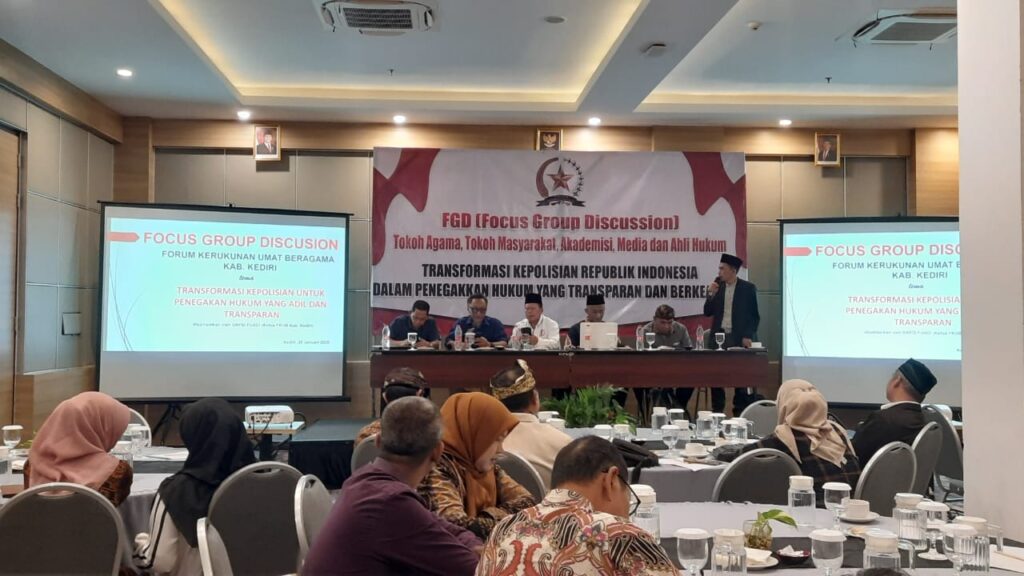 FKUB Kediri Gelar FGD, Tolak Usulan Polri di Bawah Kemendagri Forum Kerukunan Umat Beragama (FKUB) Kabupaten Kediri menggelar Forum Group Discussion (FGD) membahas transformasi kepolisian dalam penegakan hukum yang transparan dan berkeadilan di Fave Hotel, Selasa (28/1/2025).