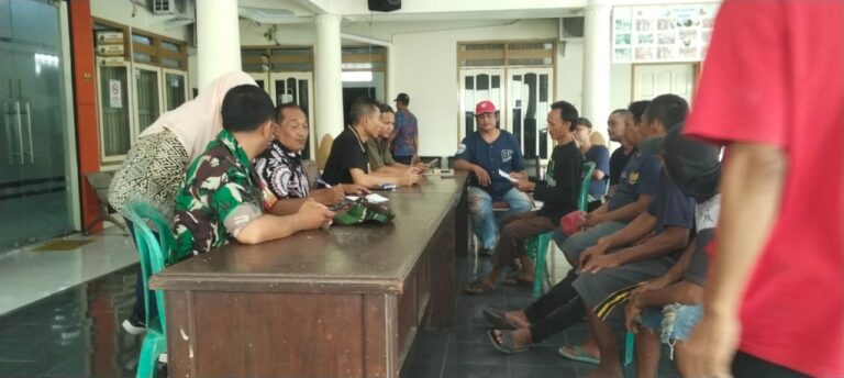 Warga Desa Sepande Protes Proyek Perumahan Grand Amarta yang Sebabkan Banjir Puluhan warga Sepande Kec.Candi, Kab.Sidoarjo protes pembangunan proyek saat berada di balai desa, Selasa(7/1/2025)