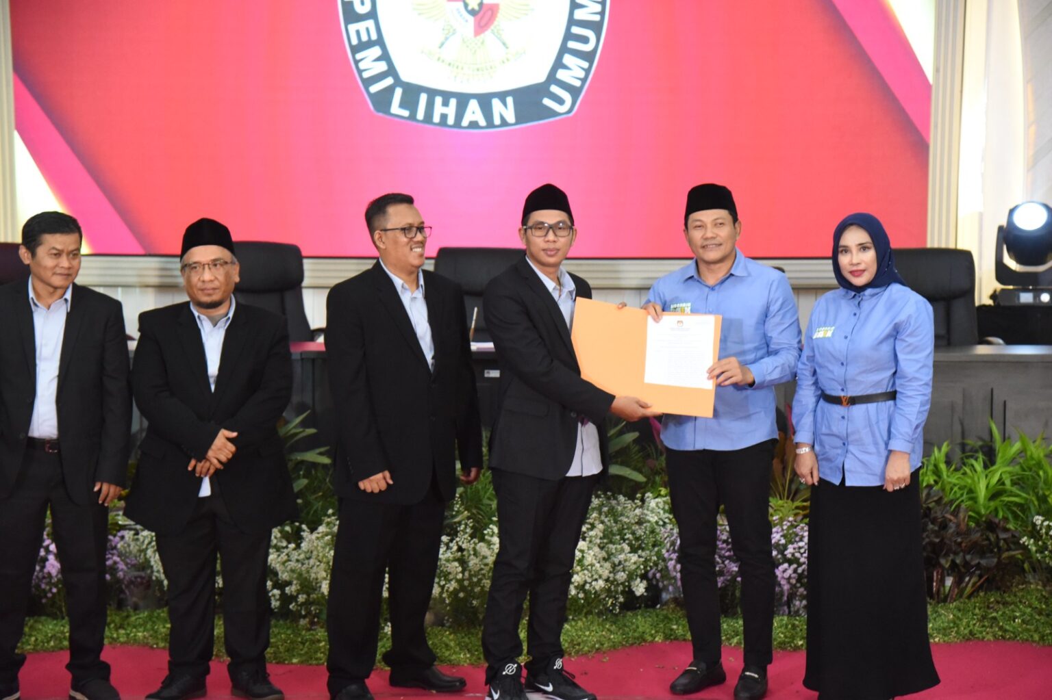 KPU Tetapkan Pasangan H. Subandi-Mimik Idayana Sebagai Bupati dan Wakil Bupati Sidoarjo 2025-2030 KPU Sidoarjo Tetapkan Pasangan H. Subandi-Mimik Idayana Sebagai Bupati dan Wakil Bupati Sidoarjo Periode 2025-2030.