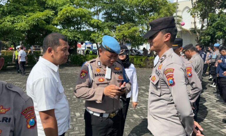 Propam Polresta Sidoarjo Periksa HP Anggota, Antisipasi Pelanggaran Disiplin Alat Komunikasi Propam Polresta Sidoarjo melakukan pemeriksaan handphone anggota Polri dan ASN, setelah apel pagi,Senin (13/1/2025)(Foto:Dini_Javasia.id).