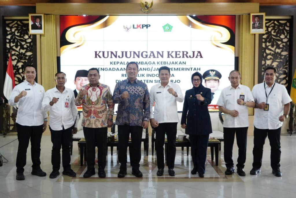 Plt. Bupati Subandi Sambut Baik Kunjungan Kepala LKPP Barang/Jasa Pemerintah di Kabupaten Sidoarjo Plt. Bupati Sidoarjo, H. Subandi SH, M.Kn., menyambut kehadiran Kepala Lembaga Kebijakan Pengadaan Barang/Jasa Pemerintah Republik Indonesia, Bapak Dr. H. Hendrar Prihadi, S.E., M.M., di Pendopo Kabupaten Sidoarjo pada,Rabu (15/1/2025).