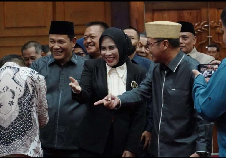 DPRD Sidoarjo Tetapkan Subandi- Mimik Bupati dan Wabup Terpilih 2025-2030 DPRD Sidoarjo Tetapkan Subandi- Mimik Bupati dan Wabup Terpilih 2025-2030.