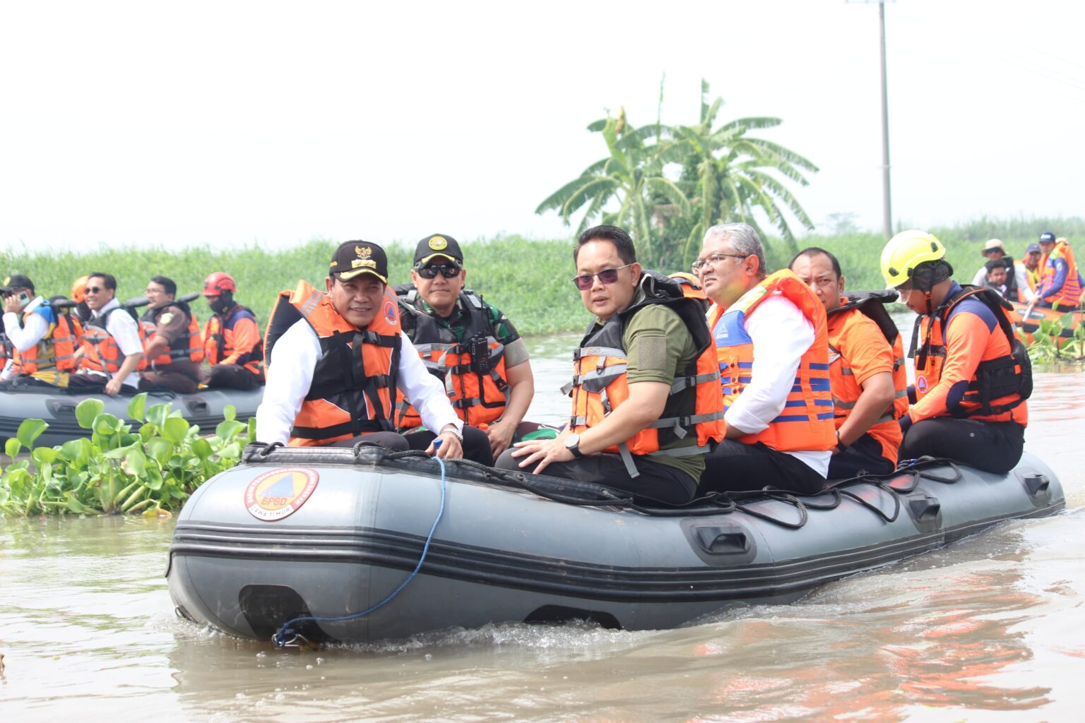 Plt. Bupati Sidoarjo Bersama Pj. Gubernur Jatim Susuri Sungai Mbah Gepuk untuk Atasi Banjir di Candi Pj. Gubernur Jawa Timur, Adhy Karyono, didampingi Plt. Bupati Sidoarjo, H. Subandi, Dandim 0816/Sidoarjo, serta OPD meninjauan langsung ke Sungai Mbah Gepuk di Kedung Peluk, Kecamatan Candi, Rabu (22/1/2025).