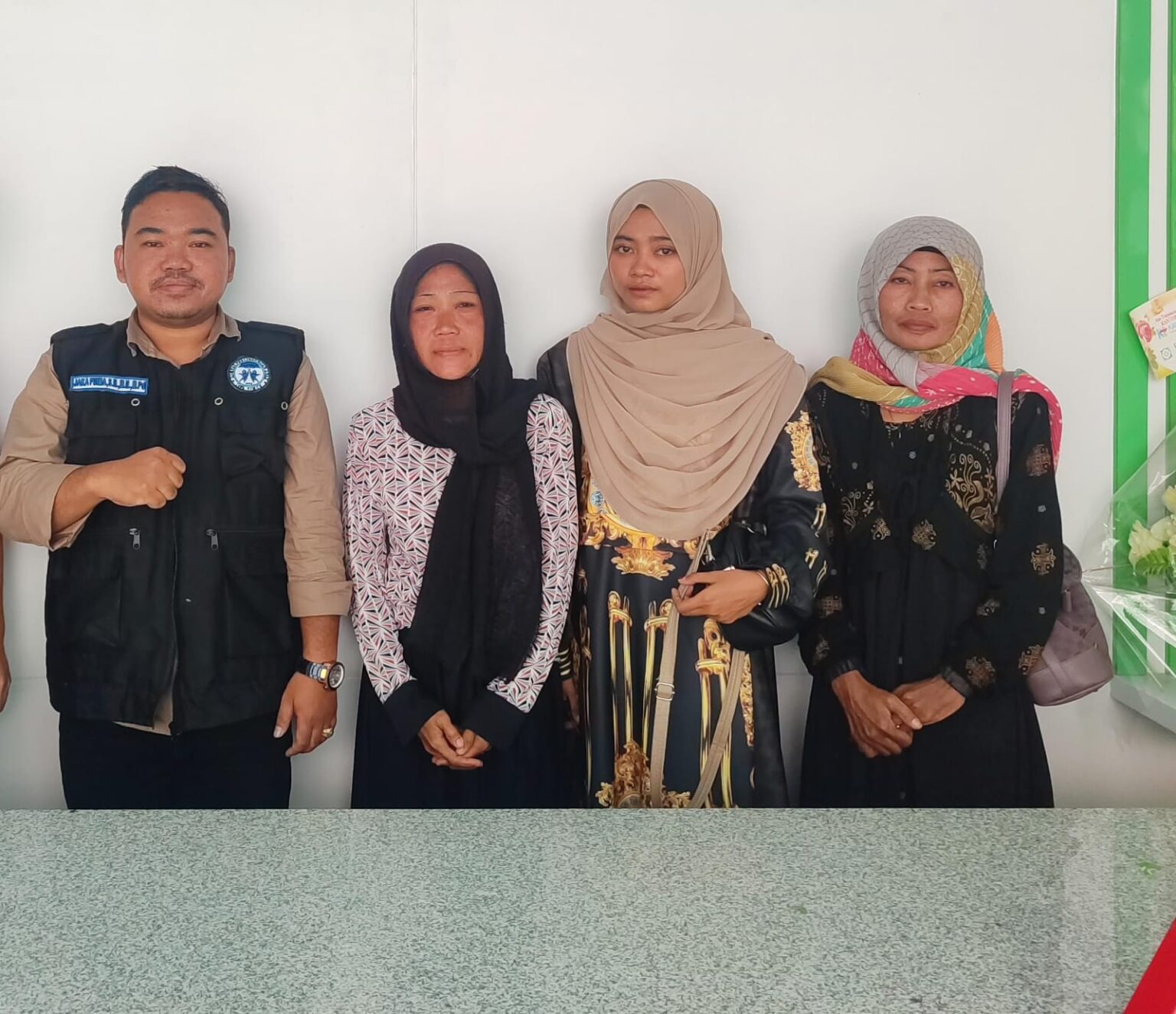 Tragedi Pantai Drini: Keluarga Malven Kecewa, KPA Jatim Desak Investigasi Transparan Jaka Prima, Sekjen KPA Jatim Bersama Ibu dan kakak kandung Almarhum Malven Yusuf Adh Dhuqa.