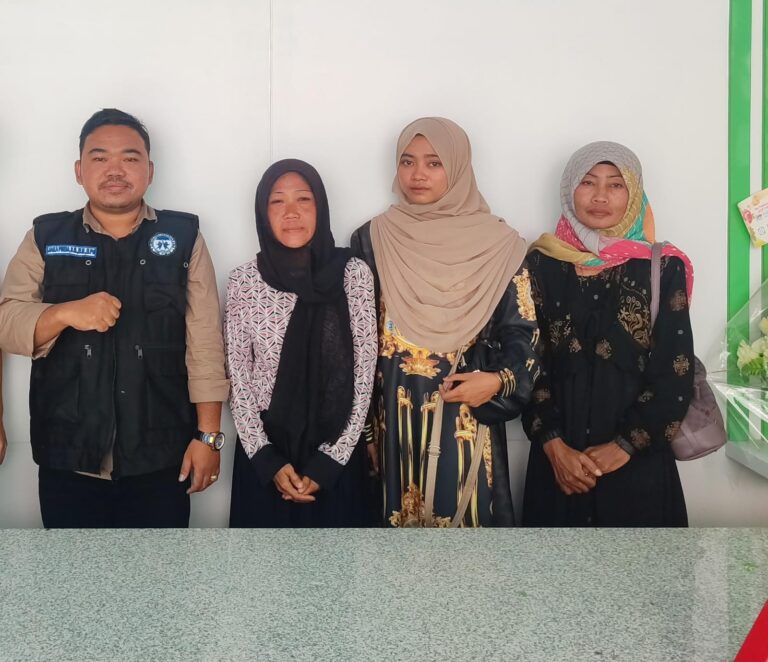 Tragedi Pantai Drini: Keluarga Malven Kecewa, KPA Jatim Desak Investigasi Transparan Jaka Prima, Sekjen KPA Jatim Bersama Ibu dan kakak kandung Almarhum Malven Yusuf Adh Dhuqa.