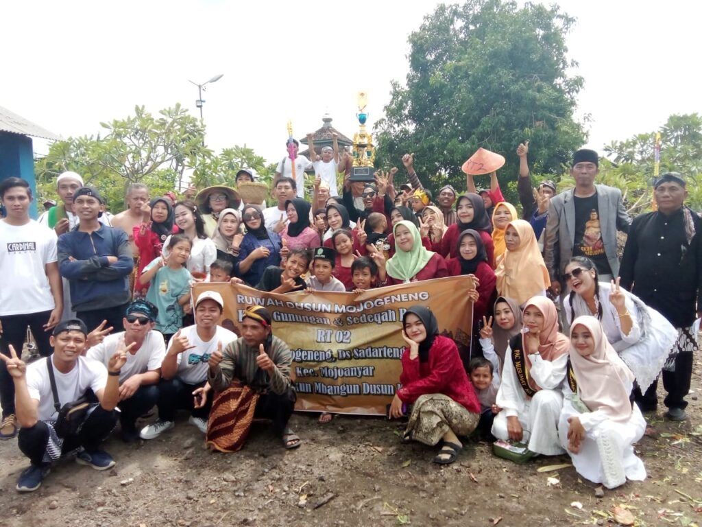 Antusias Warga Dusun Mojogeneng Mengikuti Kirab Gunungan dan Sedekah Bumi