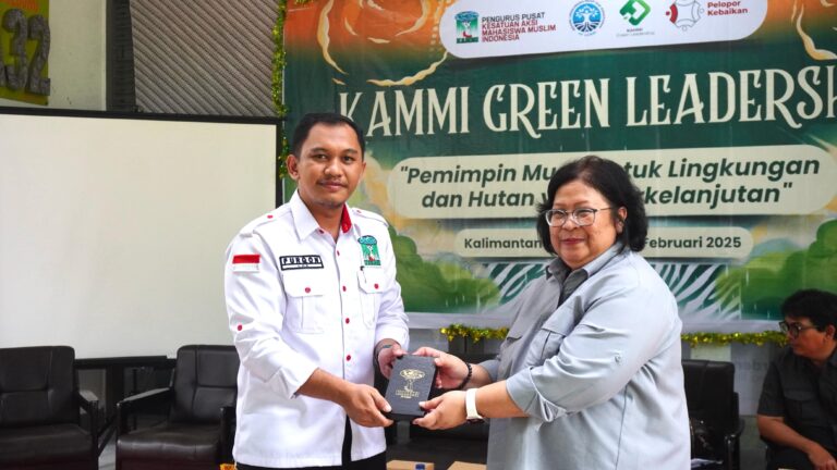 KAMMI Green Leadership 2025 di Kaltim: Pemimpin Muda Gaungkan Keberlanjutan Lingkungan Ketua Bidang Lingkungan Hidup PP KAMMI, Aulia Furqon saat menerima cinderamata dari Dr. Laksmi Widjayanti, M.Sc., Staff Ahli Bidang Sumber Daya Pangan, Sumber Daya Alam, dan Mutu Lingkungan KLHK