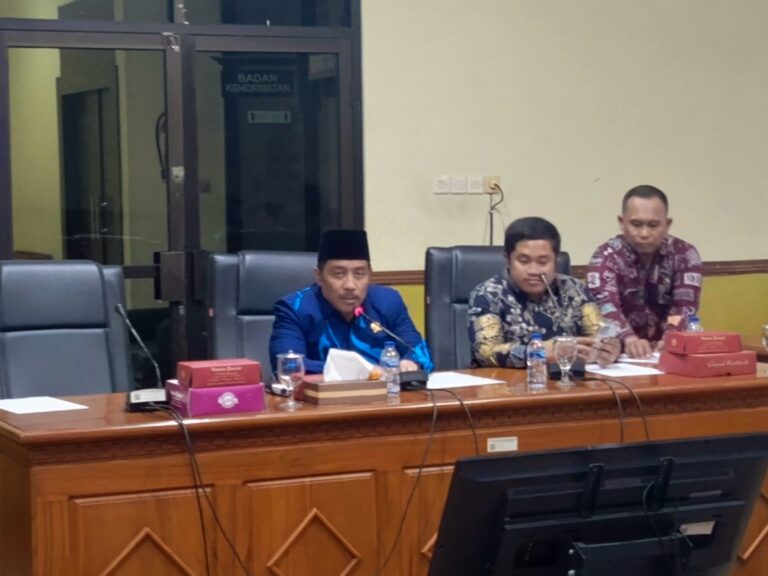 Kisruh KONI-Disporapar, Komisi D DPRD Sidoarjo Rekom Bawa ke Bupati Ketua Komisi D DPRD Sidoarjo Dhamroni saat memimpin hearing.
