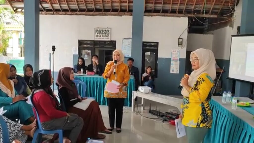 PKM FEB Unesa Tingkatkan Kapabilitas Perempuan Desa Dooro Melalui Literasi Keuangan