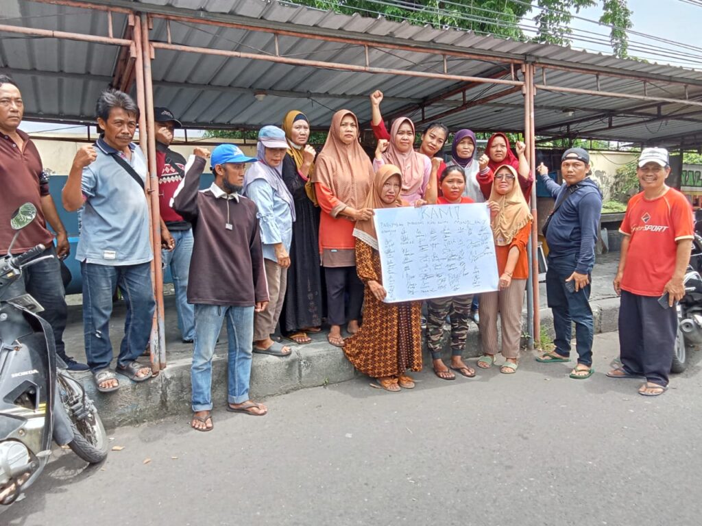 Pedagang Kaki Lima Pepelegi-Sawotratap Protes Rencana Penggusuran: Menjelang Puasa, Nasib Kami Terancam Puluhan PK5 Pepelegi,-Sawotratap saat menyampaikan keresahannya ,Rabu(12/2/2025)(Foto:Dian).