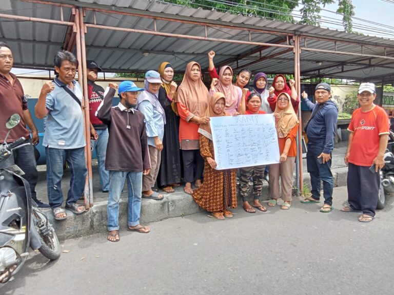 Puluhan PK5 Pepelegi,-Sawotratap saat menyampaikan keresahannya ,Rabu(12/2/2025)(Foto:Dian).