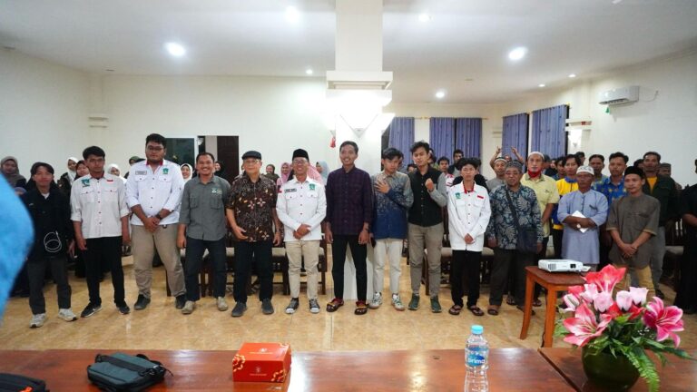 KH. Aus Hidayat Nur Ajak KAMMI Tingkatkan Nasionalisme dan Green Leadership Empat Pilar Kehidupan Berbangsa dan Bernegara oleh KH. Aus Hidayat Nur (Anggota DPR - MPR RI Fraksi PKS Dapil Kalimantan Timur)