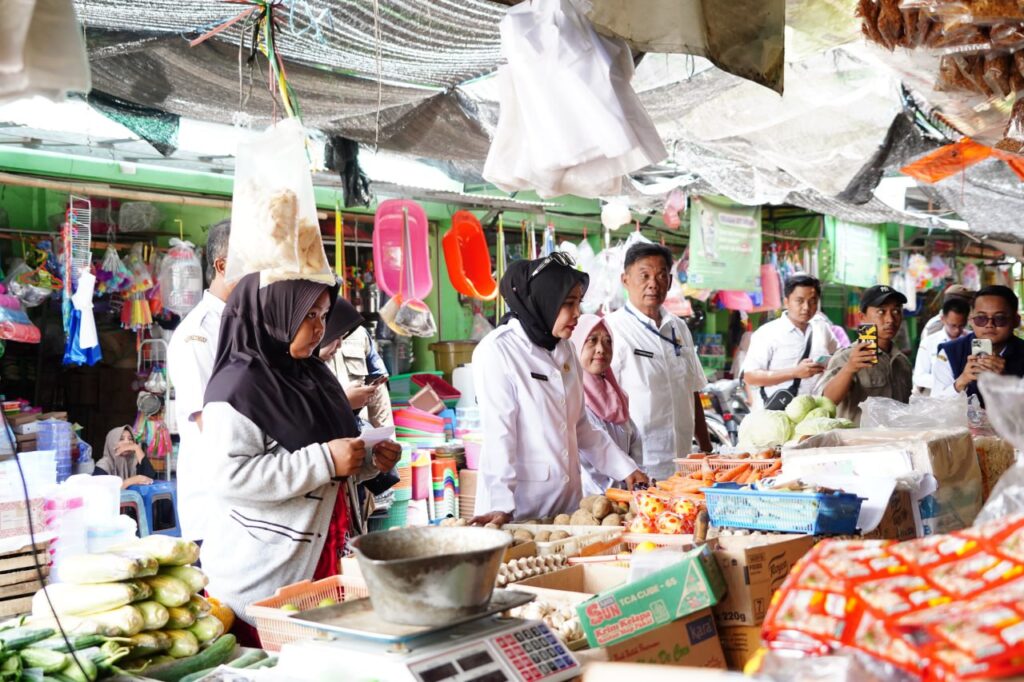 Wakil Bupati Sidoarjo, Hj. Mimik Idayana, melakukan inspeksi mendadak (sidak) di Pasar Porong pada Rabu (5/3/2025)
