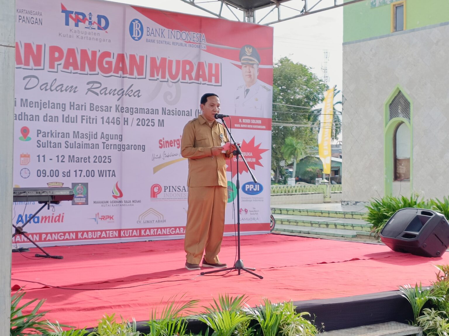 Asisten II Sekretariat Daerah Kukar, Ahyani Fadianur Diani saat acara GPM di Parkiran Masjid Agung Sultan A.M. Sulaiman, Tenggarong, Selasa (11/3/2025)