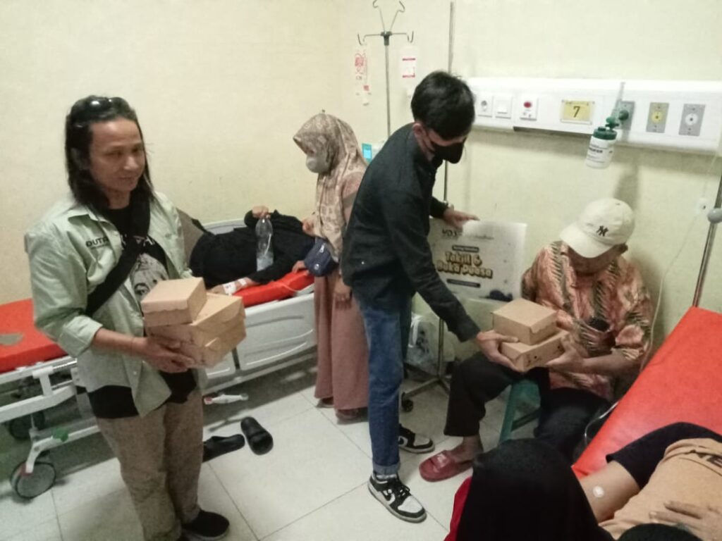 Juru Warto Sidoarjo berbagi ratusan takjil,nasi kotak dan sembako Kamis (20/3/25)