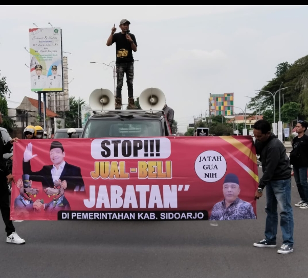 Demo Gerakan Sidoarjo Bersih Desak Evaluasi Dewas RSUD Puluhan warga turun ke jalan menuntut transparansi pemilihan Dewan Pengawas RSUD R.T. Notopuro Sidoarjo.