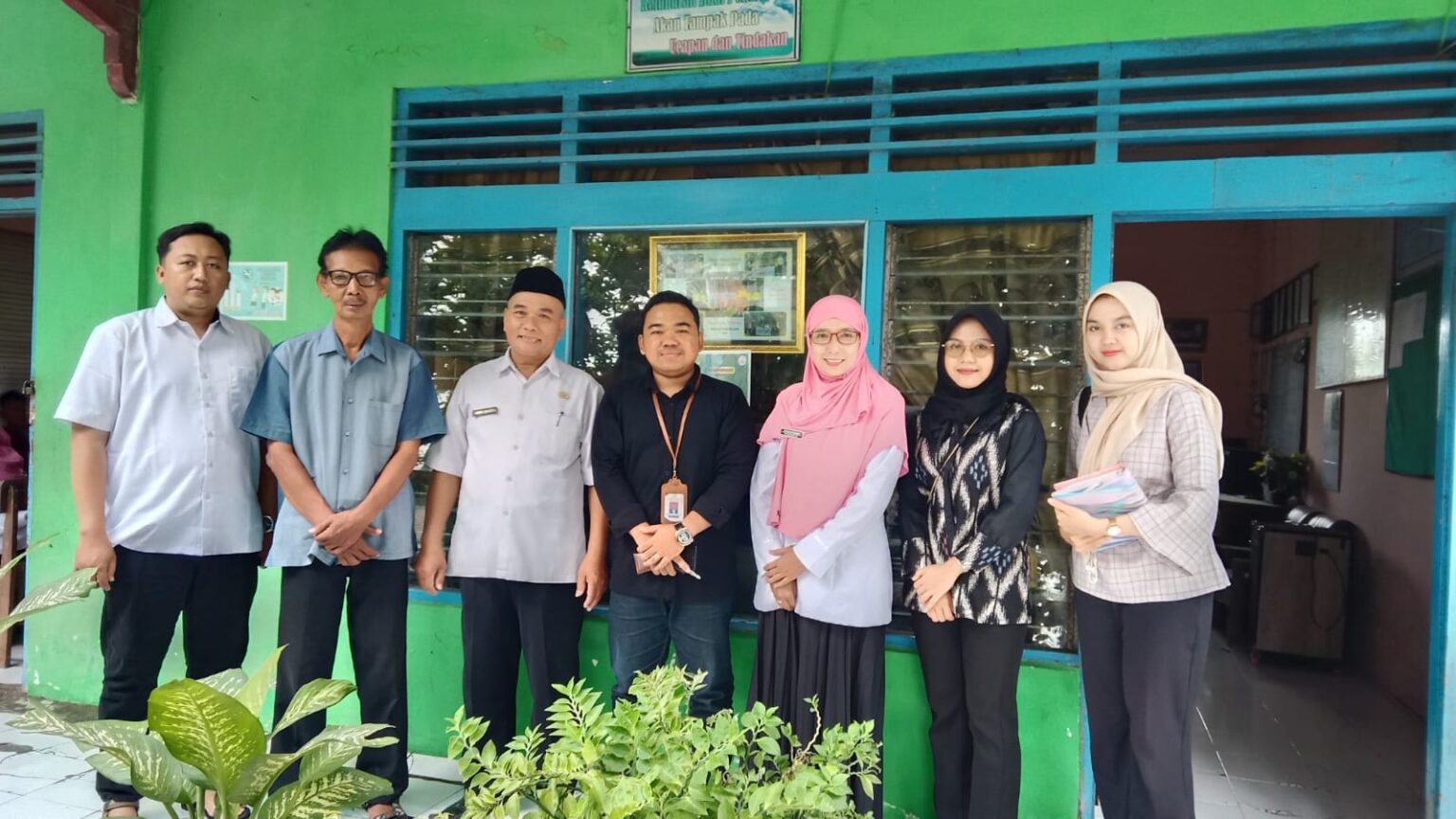Jaka Prima, Sekjen Komnas Perlindungan Anak (Komnas PA) Jawa Timur (Baju Hitam) saat mengunjungi sekolah korban, Rabu (12/3/2025