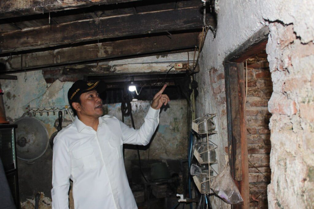 Bupati Sidoarjo Sidak Rumah Tak Layak Huni, Pastikan Perbaikan Segera Bupati Sidoarjo, H. Subandi saat sidak rumah tidak layak huni (RTLH) di dua desa, yakni Desa Wonocolo, Kecamatan Taman, dan Desa Bungurasih, Kecamatan Waru, pada Minggu pagi (16/3/2025).