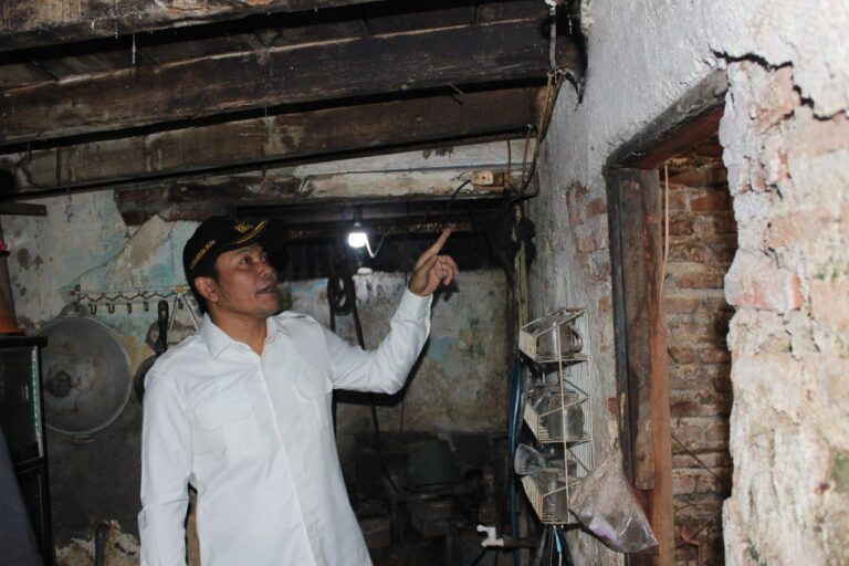Bupati Sidoarjo Sidak Rumah Tak Layak Huni, Pastikan Perbaikan Segera Bupati Sidoarjo, H. Subandi saat sidak rumah tidak layak huni (RTLH) di dua desa, yakni Desa Wonocolo, Kecamatan Taman, dan Desa Bungurasih, Kecamatan Waru, pada Minggu pagi (16/3/2025).