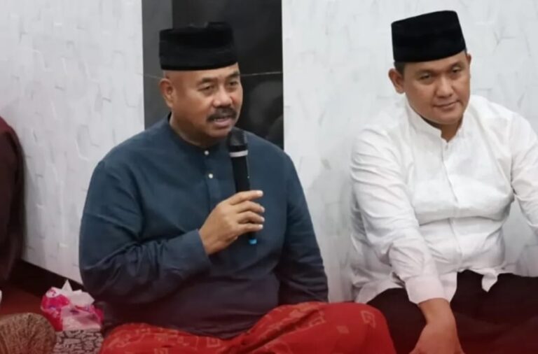 Bupati Kukar Safari Sahur dan Subuh, Serahkan Bantuan ke Musholla Al Mubarok Bupati Kutai Kartanegara (Kukar), Edi Damansyah