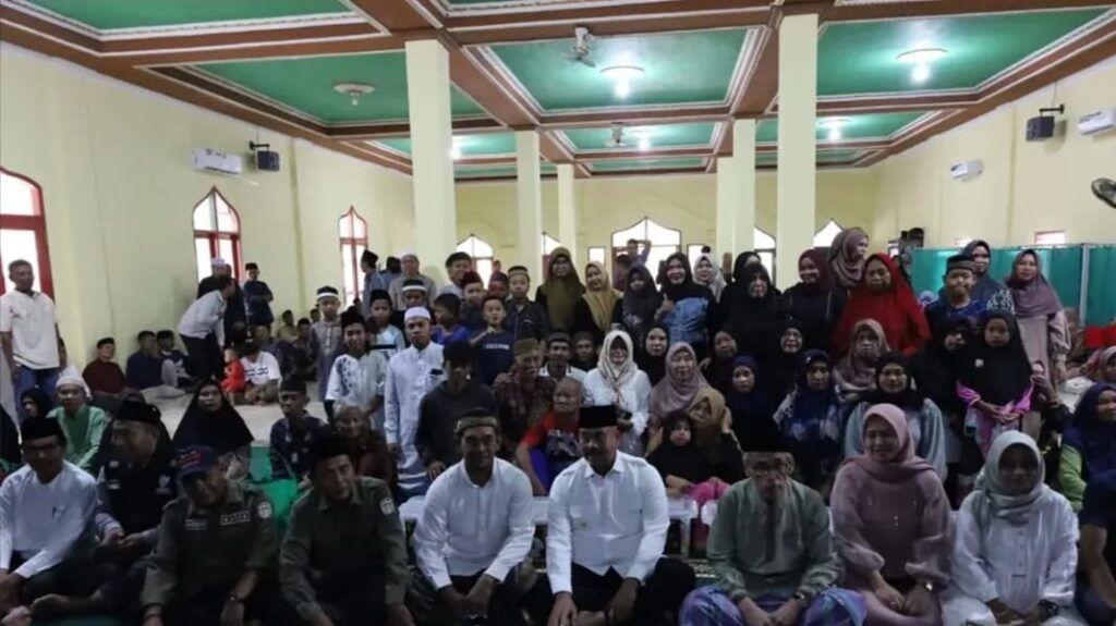 Pemkab Kukar Pastikan Rehabilitasi Masjid Al-Ikhlas Berjalan Lancar Bupati Kutai Kartanegara (Kukar), Edi Damansyah saat meninjau rehabilitasi Masjid Masjid Al-Ikhlas di Muara Kaman (Foto: Prokom Kukar)