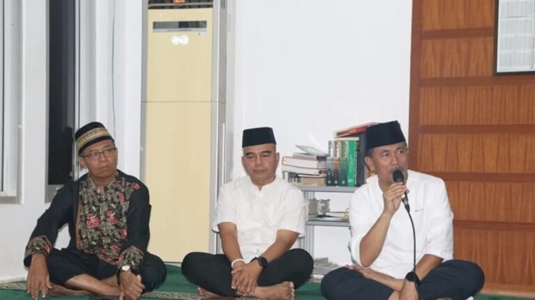 Semarak Ramadan di Kukar, Sekda Sunggono Ajak Perkuat Pemahaman Al-Qur’an Sekretaris Daerah (Sekda) Kukar, Sunggono membuka Semarak Ramadan di Masjid At-Takwa, Kompleks Perkantoran Bupati Kukar, Senin (10/3/2025).