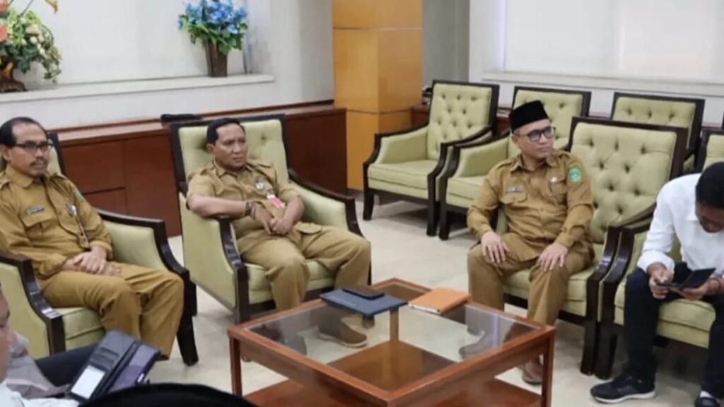 Pemkab Kukar Siapkan Pasar Murah untuk Tekan Inflasi di Bulan Ramadan Asisten II Bidang Ekonomi dan Pembangunan Kukar, Ahyani Fadianur Diani, bersama TPID Kukar mengikuti pertemuan tingkat tinggi pengendalian inflasi yang diadakan Pemprov Kaltim secara virtual, Senin (10/3/2025) (Foto: Prokom)