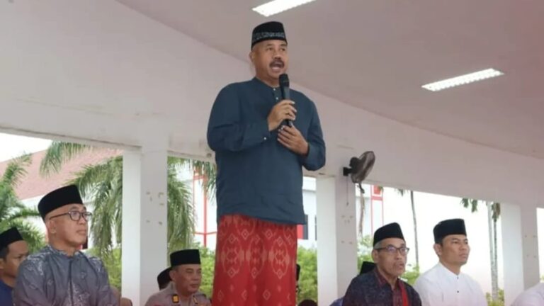 Bupati Kukar Buka Gema 2025, Warga Antusias Ikut Mengaji Bupati Kutai Kartanegara (Kukar), Edi Damansyah