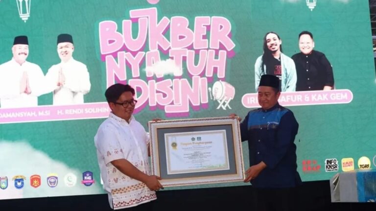 Dibuka Wabup Rendi, Ribuan Warga Antusias Ikuti “Takjil War” Perdana di Kukar Wakil Bupati Kukar, Rendi Solihin