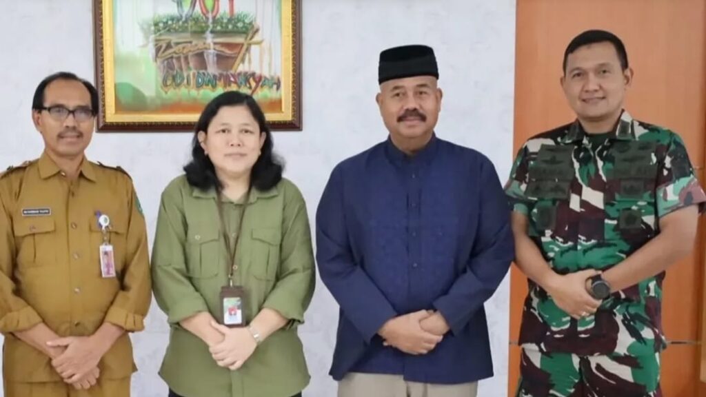 Pemkab Kukar Siapkan 2.400 Hektare Lahan untuk Program Swasembada Padi Bupati Kukar Edi Damansyah saat audiensi antara Bupati Kukar dengan Direktorat Perbenihan Hortikultura Kementerian Pertanian RI di ruang kerja Bupati Kukar, Selasa (18/03/2025). (Foto: Prokompim_Kukar)