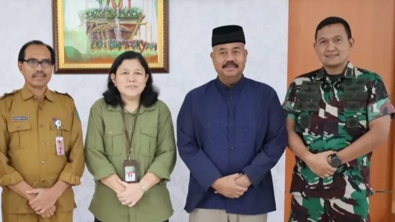 Pemkab Kukar Siapkan 2.400 Hektare Lahan untuk Program Swasembada Padi Bupati Kukar Edi Damansyah saat audiensi antara Bupati Kukar dengan Direktorat Perbenihan Hortikultura Kementerian Pertanian RI di ruang kerja Bupati Kukar, Selasa (18/03/2025). (Foto: Prokompim_Kukar)